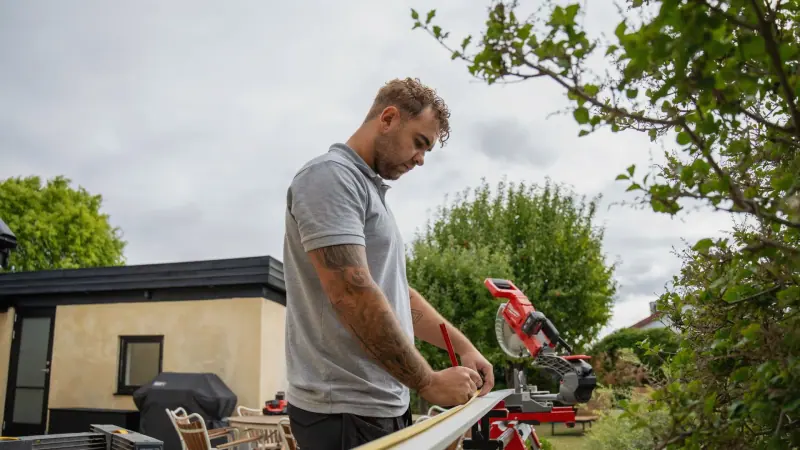 Christian Schucany sætter mål af på en hvid liste ved kapsaven på terrassen
