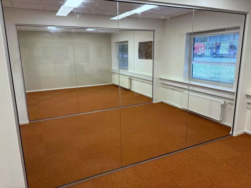 Glaspartier på kontor, ét lokale delt op i tre