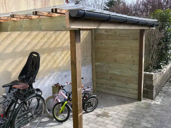 Overdækning til cykler med gennemsigtigt tag og trærygvæg