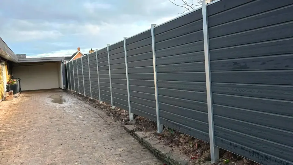 Komposithegn med stålstolper set langs skellet