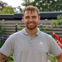 Christian Schucany, tømrer hos Schucany & Cartey, foran læhegnet i haven