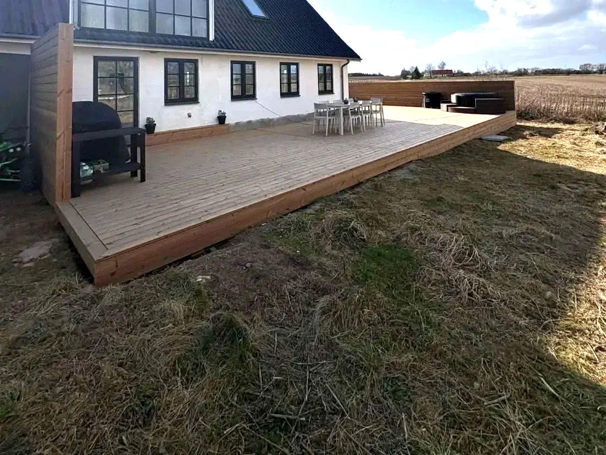 Hævet terrasse med træværn og markudsigt