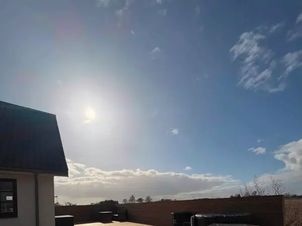 Stor terrasse med spabad og læhegn
