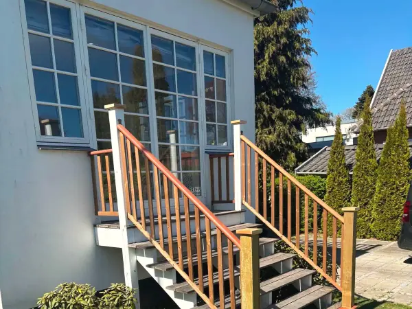 Nyt gelænder i træ på udvendig trappe og terrasse ved villa