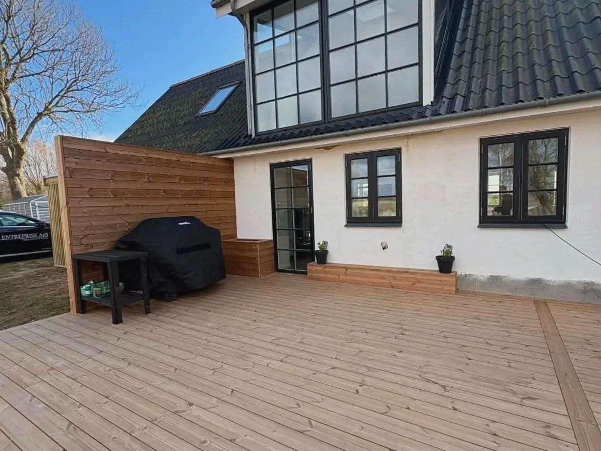 Typisk villaopgave i Bagsværd-området: ny træterrasse med læskærm